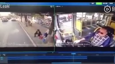 اختلال عجلة القيادة من يد سائق يتسبب في كارثة دموية (فيديو)