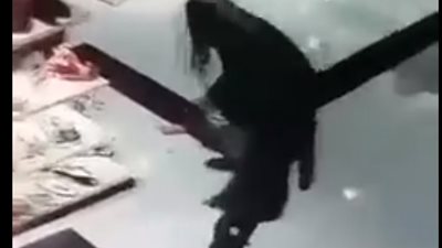 رد فعل صادم لامرأة لحظة سقوط محفظة نقود من أخرى (فيديو)