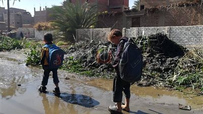 تلاميذ الخارفة بسوهاج وسط مخلفات الترع في رحلة الذهاب للمدرسة (صور)