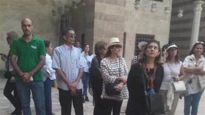 35 من زوجات السفراء العرب والأجانب يزورون منطقة آثار باب الوزير