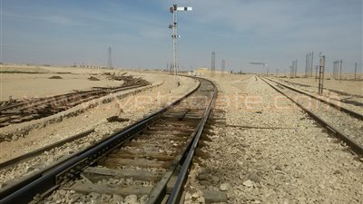 بالفيديو والصور.. «فيتو» ترصد بقايا خط السكك الحديدية «المسروق».. سرقة 620 كم من خط «قنا – سفاجا».. «فني لحام»: رجل أعمال في عهد «المخلوع» وراء السرقة