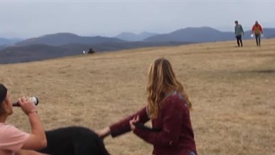 شاب يحقق أحلام حبيبته في يوم واحد (فيديو)