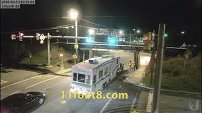 جسر يحطم شاحنة تعبر أسفله (فيديو)