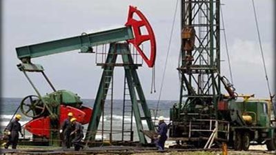 أسعار النفط تقفز بفعل شائعة عن انفجار بخط أنابيب بالسعودية