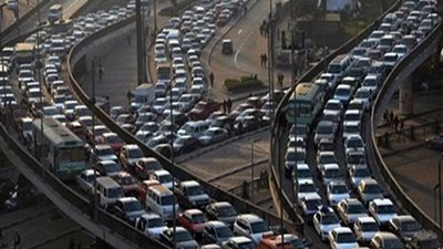 كثافات مرورية أعلى كوبري أكتوبر بسبب تعطل سيارة