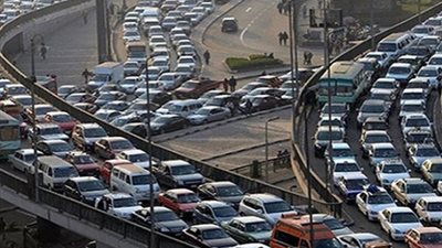 «نشرة المرور».. مصرع وإصابة 13 شخصا بحادثي سير.. كثافات مرورية بالقاهرة الكبرى.. زحام أعلى الدائري الإقليمي.. انتظام الحركة على الطرق الصحراوية والسريعة.. وإغلاق بعض المحاور لأعمال المنفعة ا