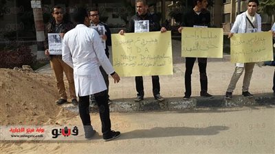 بالصور.. سلسلة بشرية لطلاب 