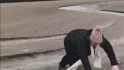 بالفيديو.. لحظة تعرض امرأة لسقوط مروع