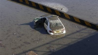 غرق الكويت بمياه الأمطار.. ومناشدة المواطنين البقاء بالمنازل (فيديو)