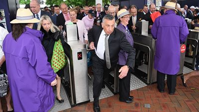 «جنتلمان».. هكذا تصرف الرجل مع مشجعات سباق سيارات ملبورن (صور)