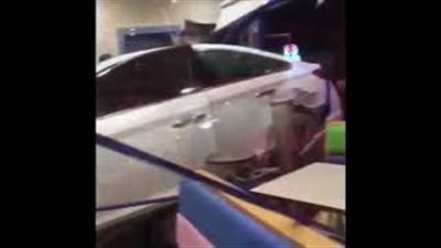 بالفيديو.. رد فعل زبائن عقب اقتحام سيارة مسرعة مطعما بالرياض