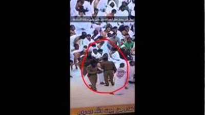 بالفيديو.. رجل بأمن الحرم المكي يحمل طفلا حتى ينتهى والده من الصلاة