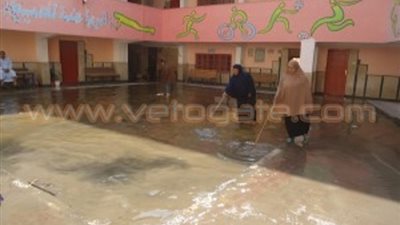 مدرسة ابتدائية بالفيوم تغرق في مياه الصرف الصحي