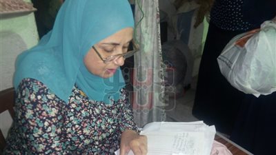 «ساعتين في الخير».. مبادرة مدام سناء لمساعدة فقراء حلوان بـ «ملابس مستعملة»