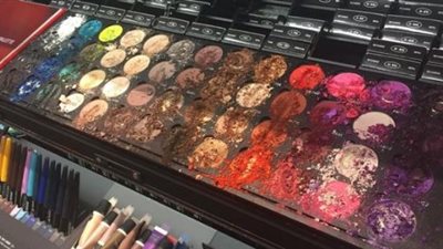 بالصور.. طفل يخرب مكياجا بـ1300 دولار