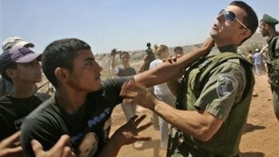 تقارير صحف عبرية: شجاعة الفلسطينيين تظهر «جبن» جنود الاحتلال.. إسرائيل تغلق «إذاعة الحرية» الفلسطينية في الخليل.. قائد إسرائيلى يؤكد فشل تل أبيب في منع حفر الأنفاق.. واقتحام قبر &#