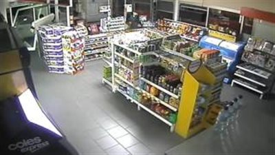 بالفيديو.. لص يقتحم محطة وقود لسرقة السجائر