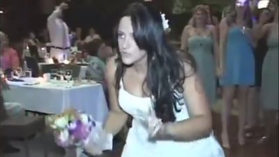 نهاية مروعة لعجوز حاولت التقاط باقة الزهور في حفل زفاف (فيديو)