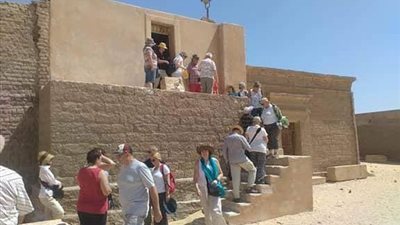 وفد سياحي يزور منطقة تونا الجبل الأثرية بالمنيا