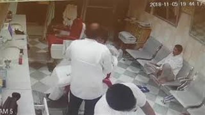 لقطات صادمة لسيارة تقتحم صالون حلاقة (فيديو)