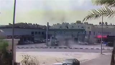 لحظة دهس شاحنة سيارة دفع رباعي (فيديو)