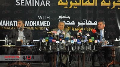 مهاتير محمد يغادر القاهرة بعد لقاء «قنديل»