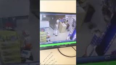 صاحب محل يلقن لصين حاولا سرقته درسا قاسيا (فيديو)