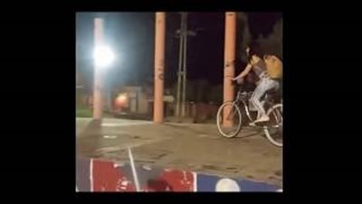 نهاية قاسية لفتاة تقود دراجة هوائية (فيديو)