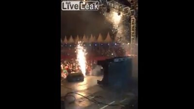سقوط مروع لمطرب من فوق المسرح (فيديو)
