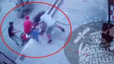 لحظة هروب 3 لصوص اعتدوا على شاب لسرقته (فيديو)