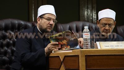بالصور..شيخ الأزهر يصافح تلميذا لعذوبة صوته بحفل إطلاق مجلة «نور»