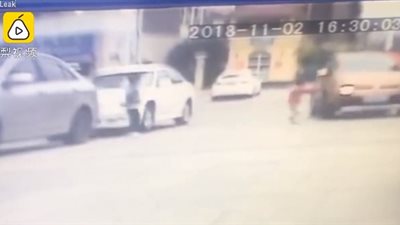 العناية الإلهية تنقذ طفل تعرض لحادث دهس مروع (فيديو)