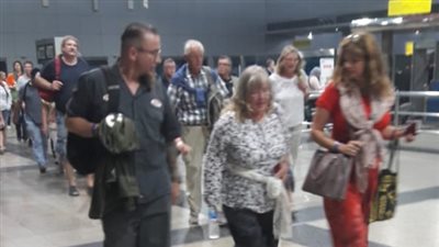 مطار القاهرة يستقبل 3 مجموعات سياحية من أوروبا وآسيا (صور)