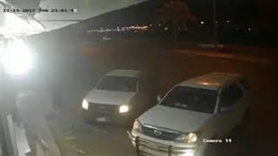 بالفيديو.. لص يستغل إهمال رجل ويسرق سيارته بالسعودية