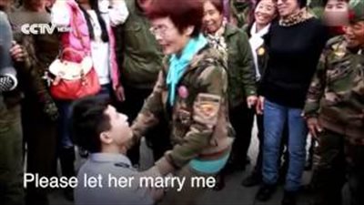 بالفيديو.. عاشق يتوسل لوالدة صديقته لتوافق على الزواج