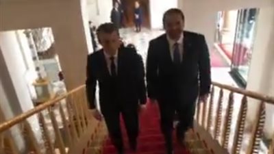 بالفيديو.. ماكرون لسعد الحريري: أهلا بك في باريس