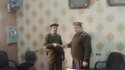 تكريم أمين شرطة لأمانته عقب تسليمه مبلغ عثر عليه بمقر خدمته بأسيوط