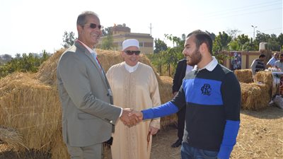 بالصور.. مؤتمر قش الأرز يوصي بمشروع قومي لجمعه من المزارعين