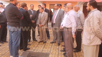 بالفيديو.. محافظ الفيوم يزور المدرسة الغارقة في مياه الصرف