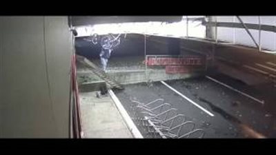 بالفيديو.. لص يفشل في سرقة دراجة