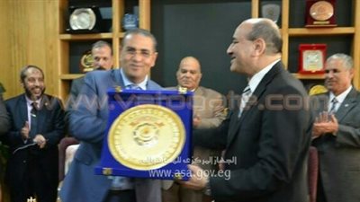 بالصور.. جنينة يهدي درع جهاز المحاسبات لرئيس جامعة المنصورة