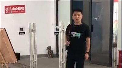 مقلب الباب الخفي يشعل تويتر (فيديو وصور)