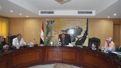 محافظ الفيوم يبحث آليات الارتقاء بالقرى المنتجة (صور)