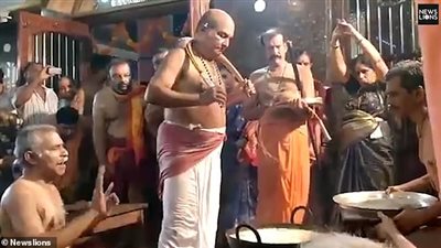 رجال يضعون أيديهم في الزيت المغلي لإثبات إيمانهم (فيديو وصور)