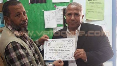 تعليم الإسماعيلية يُكرم مدير مدرسة أزاح مياه المطر بنفسه