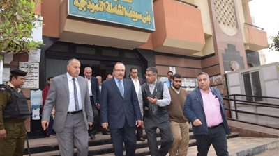 بالصور.. محافظ بني سويف يوجه بإعداد تقرير عن انهيار عيادة التأمين الصحي