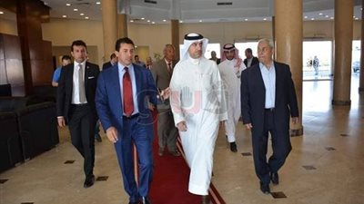 وزير الرياضة ونظيره البحريني يتفقدان الصالة المغطاة بشرم الشيخ (فيديو)