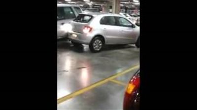 بالفيديو.. شاهد أغرب رد فعل سائق لم يتمكن من ركن سيارته