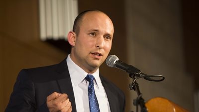 وزير الاقتصاد الإسرائيلي يوقف استيراد الألعاب النارية