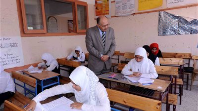 محافظ الأقصر يتفقد امتحانات الشهادة الإعدادية